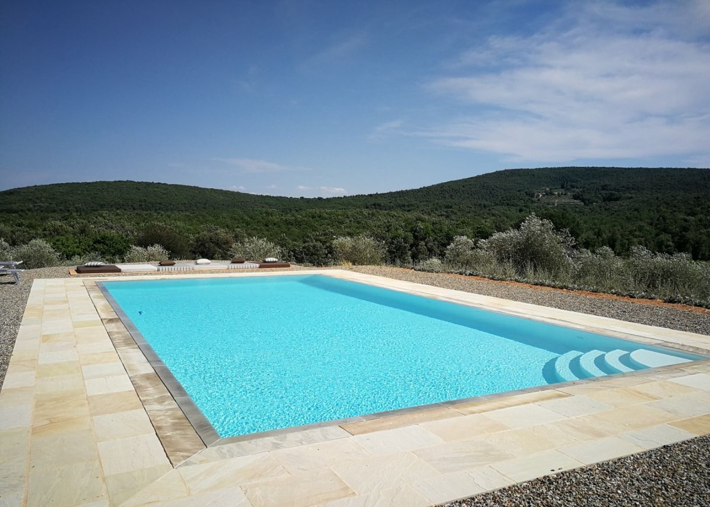 Piscina a sfioro realizzata in Toscana