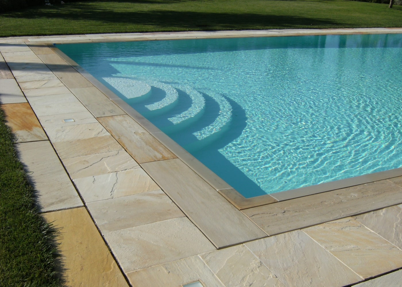 Piscina a sfioro realizzata in Toscana