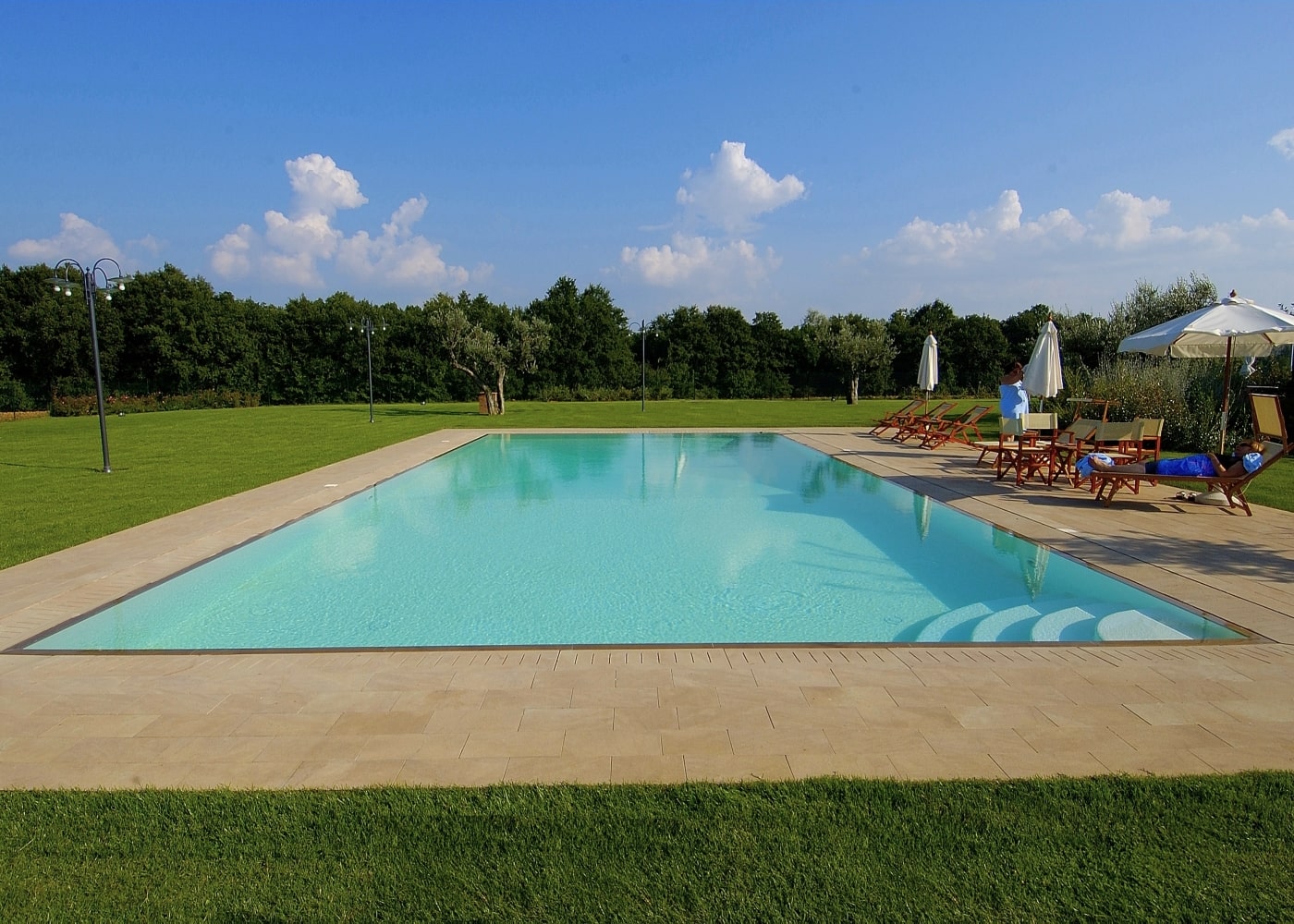 Piscina a sfioro realizzata in Toscana