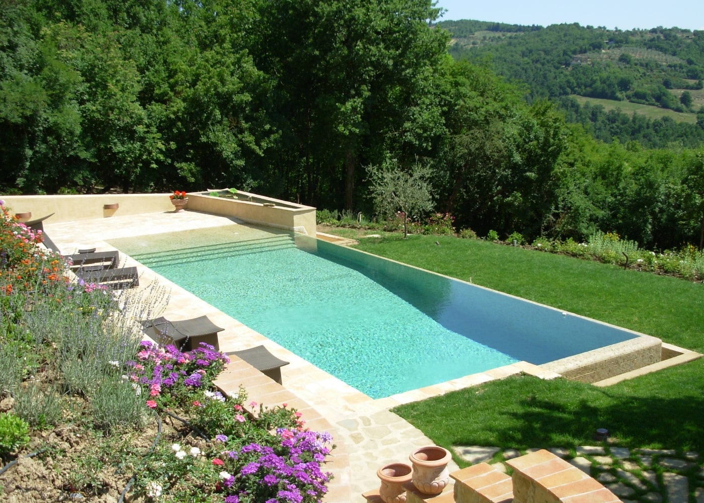 Piscina a sfioro realizzata in Toscana