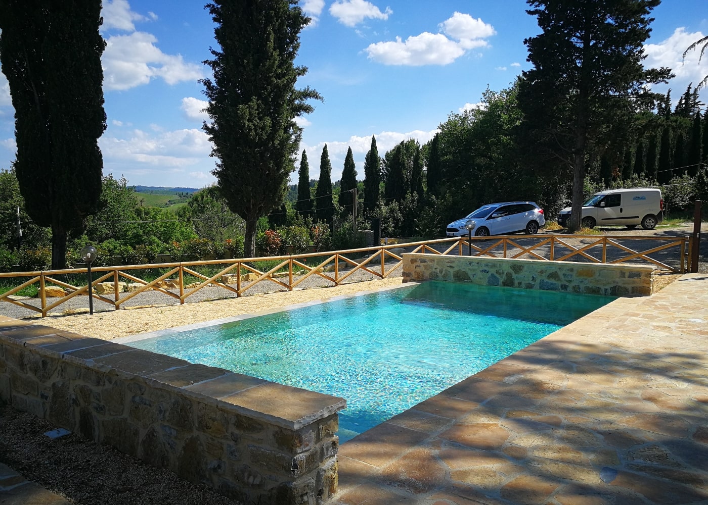 Piscina a sfioro realizzata in Toscana