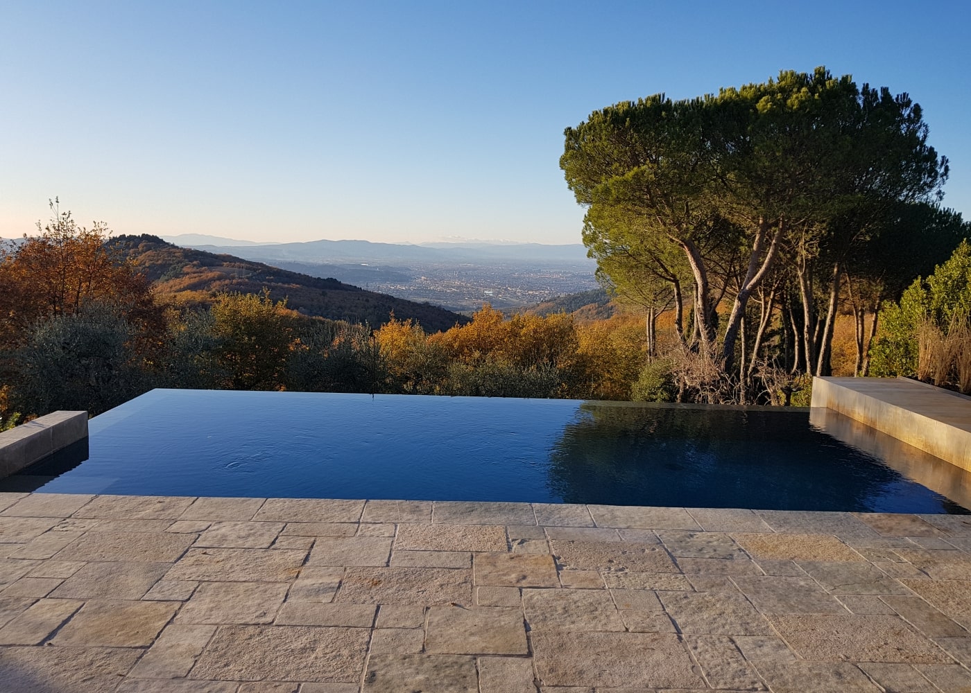 Piscina a sfioro realizzata in Toscana