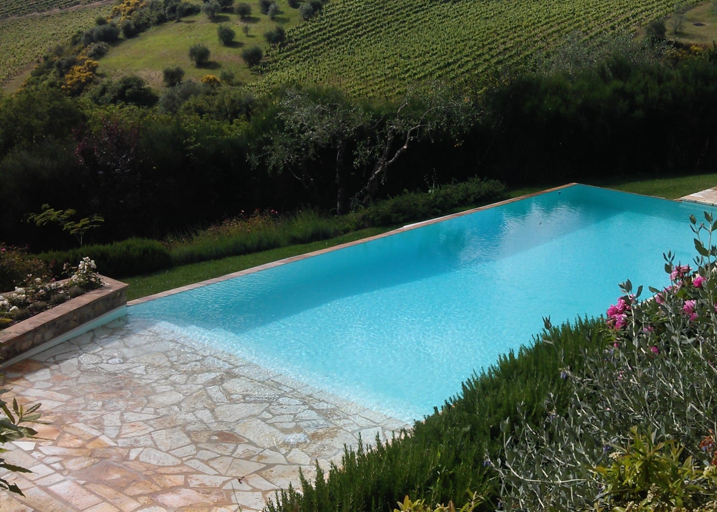 Piscina personalizzata realizzata in Toscana da Gardenpool